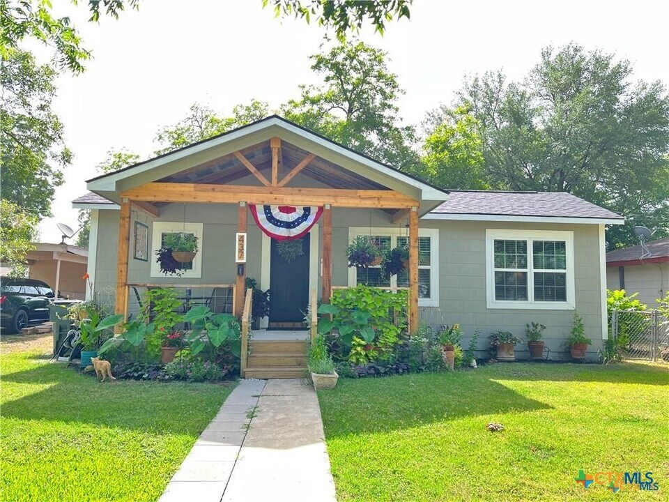 437 Burges St in Seguin, TX - Building Photo