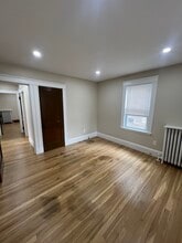 412 Belgrade Ave, Unit First Floor in Boston, MA - Foto de edificio - Building Photo