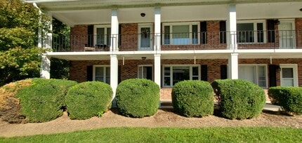 102 Boyd Dr in Flat Rock, NC - Building Photo - Building Photo