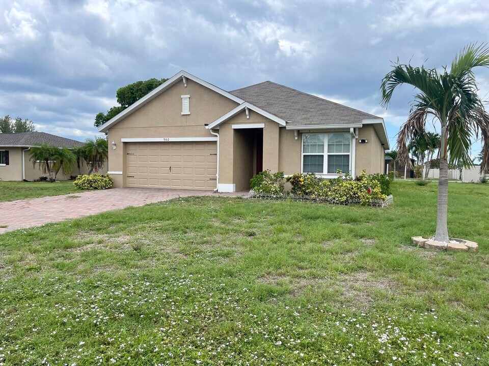 902 SE 31st Terrace in Cape Coral, FL - Building Photo