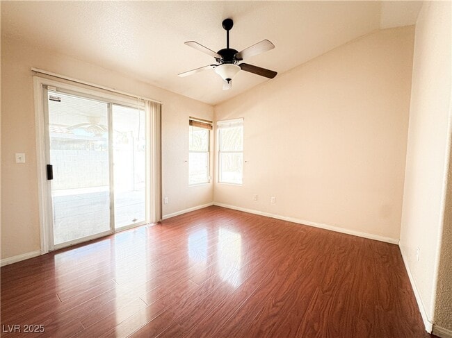 9436 Lake Creek St in Las Vegas, NV - Foto de edificio - Building Photo