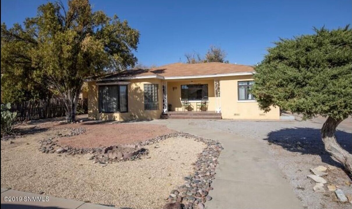 200 W Lucero Ave, Unit B in Las Cruces, NM - Building Photo