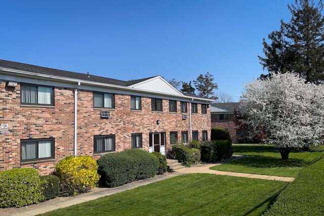 Fairfield Hedges North at Bay Shore in Bay Shore, NY - Building Photo