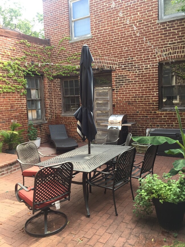 218 9th St SE, Unit Basement in Washington, DC - Foto de edificio - Building Photo