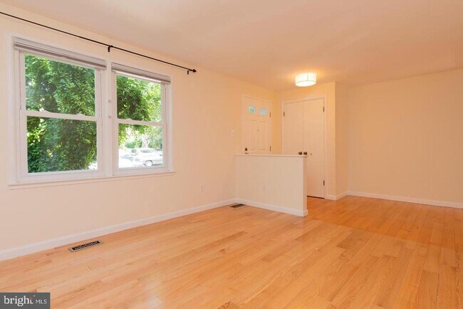 13205 Black Walnut Ct in Silver Spring, MD - Foto de edificio - Building Photo