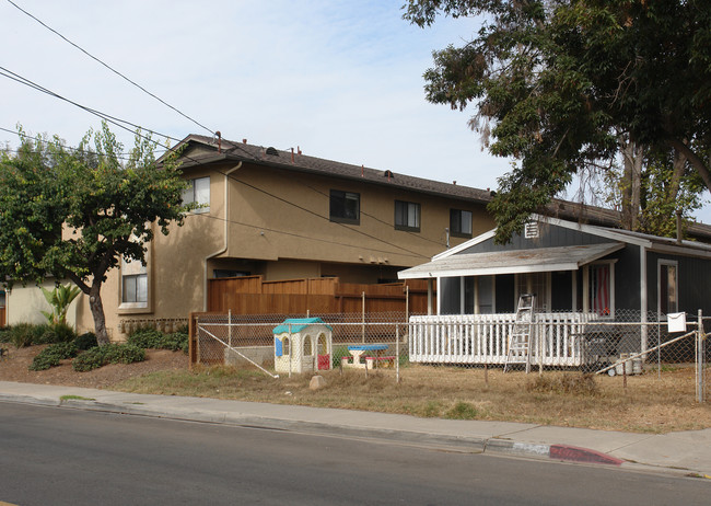 Elm Avenue Townhomes in San Diego, CA - Building Photo - Building Photo