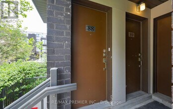 30-30 Fieldway Rd in Toronto, ON - Building Photo - Building Photo