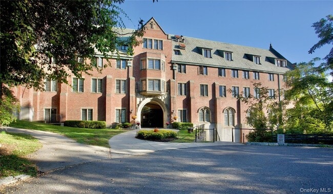 403 Chateau Rive, Unit 403 in Peekskill, NY - Foto de edificio - Building Photo