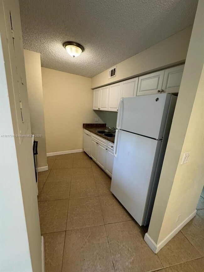 8630 SW 3rd St, Unit 208 in Pembroke Pines, FL - Building Photo - Building Photo