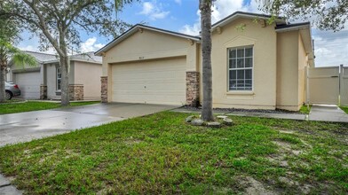 8012 Carriage Pointe Dr in Gibsonton, FL - Building Photo - Building Photo