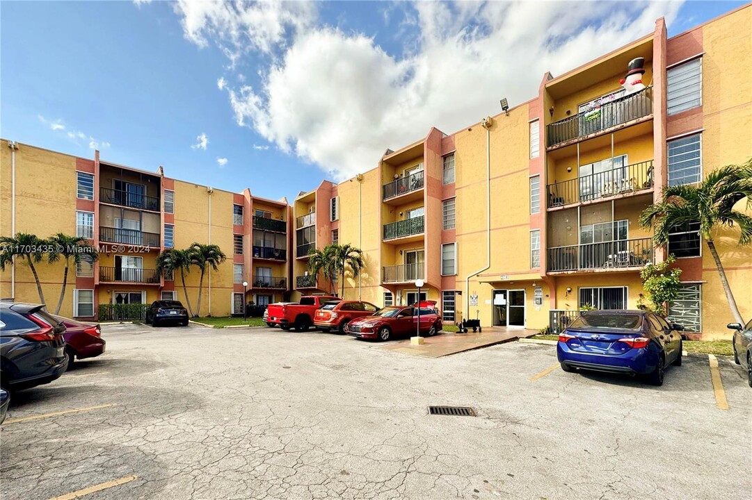 4803 NW 7th St in Miami, FL - Building Photo