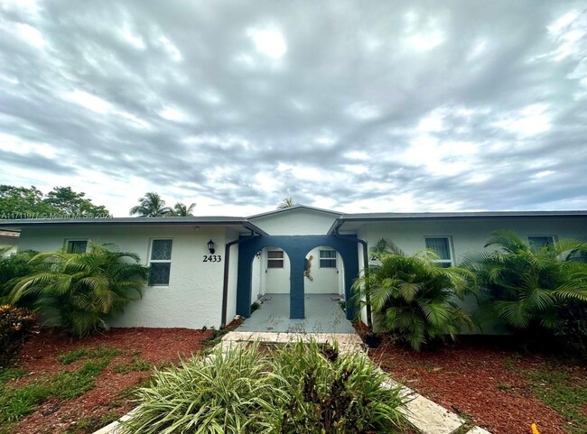 2433 SW 58th Manor in Fort Lauderdale, FL - Building Photo - Building Photo