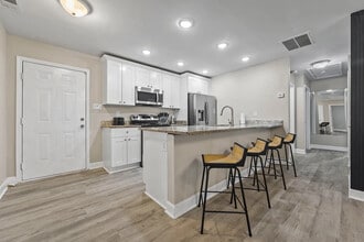 Room in House on Ayrshire Cir NW in Atlanta, GA - Foto de edificio - Building Photo
