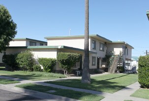 530-550 S Richmond Ave in Hanford, CA - Building Photo