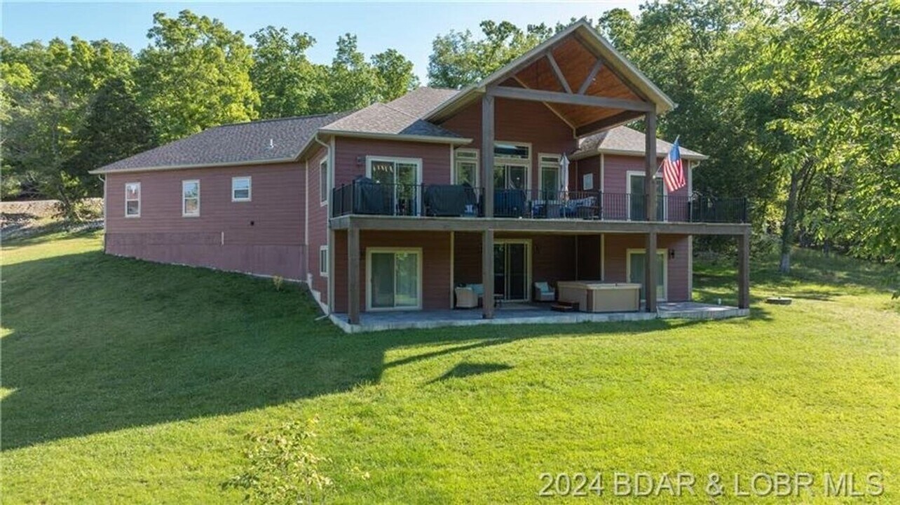 484 Hogan Dr in Lake Ozark, MO - Foto de edificio