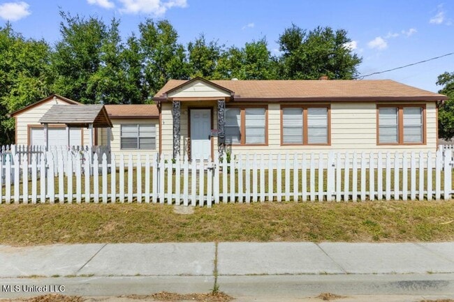 1076 Cherokee St in Biloxi, MS - Building Photo - Building Photo