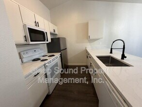 2831 SW Dolph Ct in Portland, OR - Building Photo - Building Photo