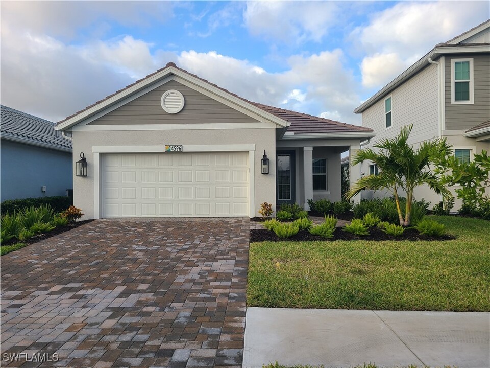 4596 Centaurus Cir in Naples, FL - Building Photo