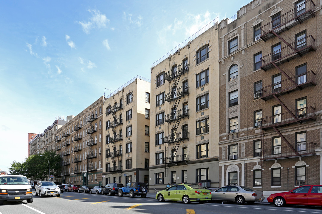 672-74 Saint Nicholas Ave in New York, NY - Foto de edificio