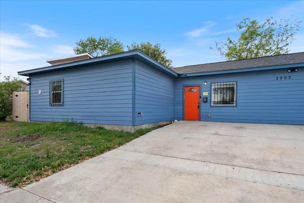 2902 S Laredo St in San Antonio, TX - Building Photo