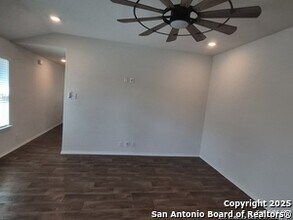 345 Middle Grn Lp in Floresville, TX - Building Photo - Building Photo