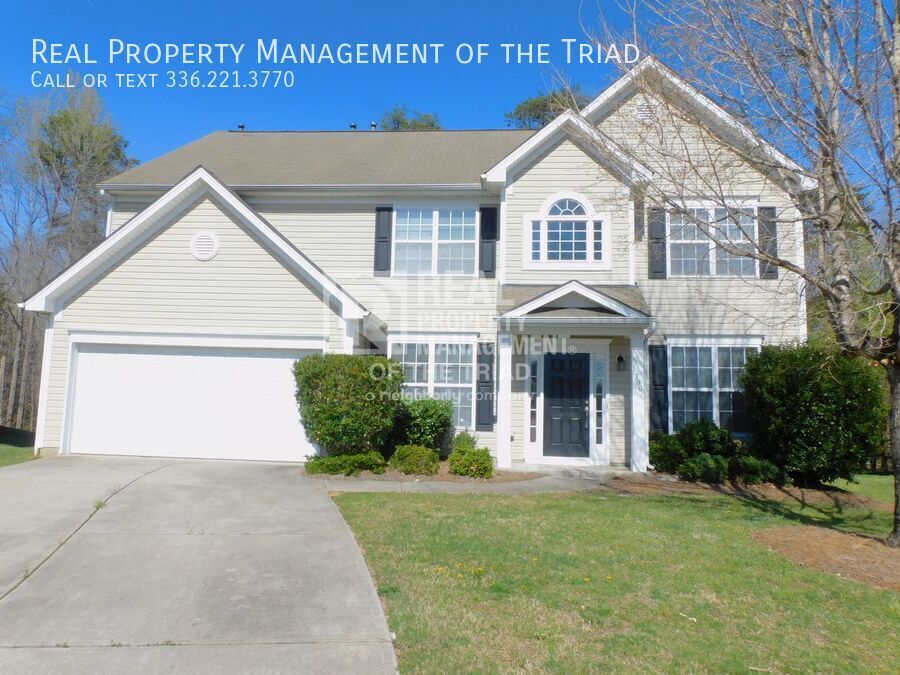 1300 Pondhaven Dr in High Point, NC - Building Photo