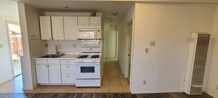 44223 Fenhold St in Lancaster, CA - Building Photo - Building Photo