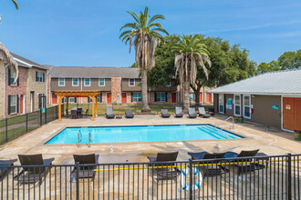 The Palms of Lake Jackson Apartments in Lake Jackson, TX - Building Photo - Building Photo