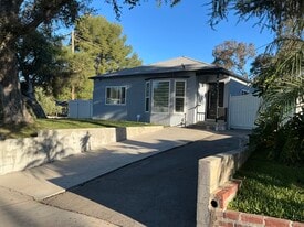 8561 Kyle St in Sunland, CA - Building Photo