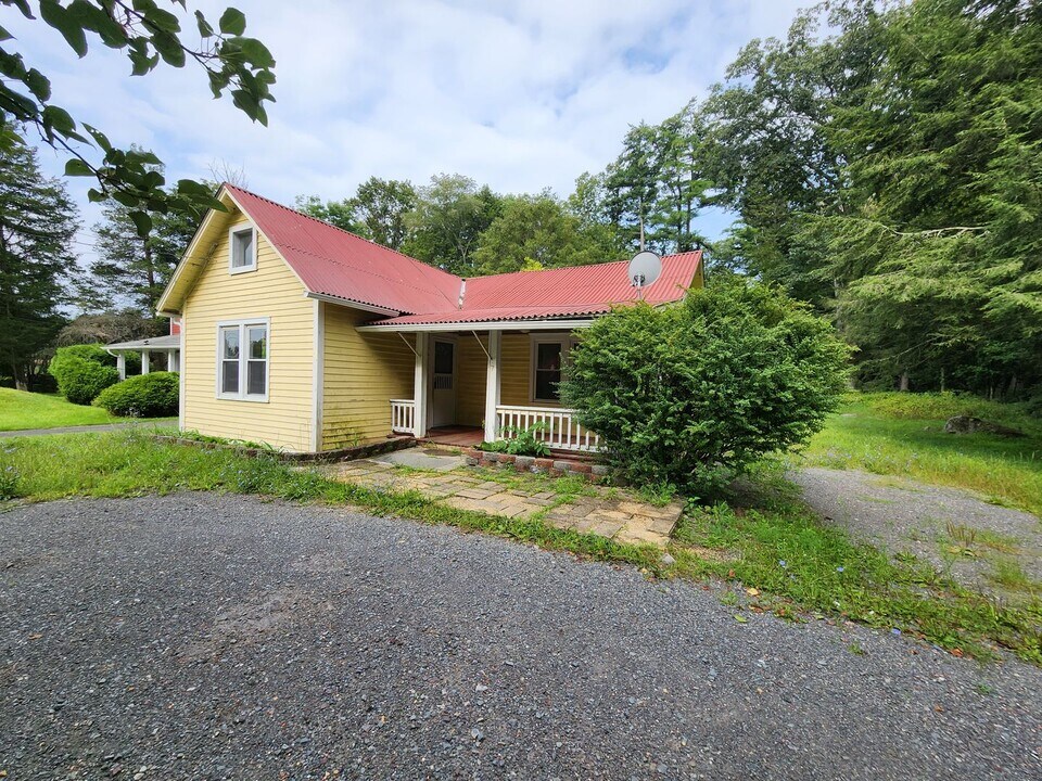 2427 PA-390 in Canadensis, PA - Foto de edificio