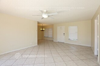 9331 NW 43rd St in Sunrise, FL - Foto de edificio - Building Photo