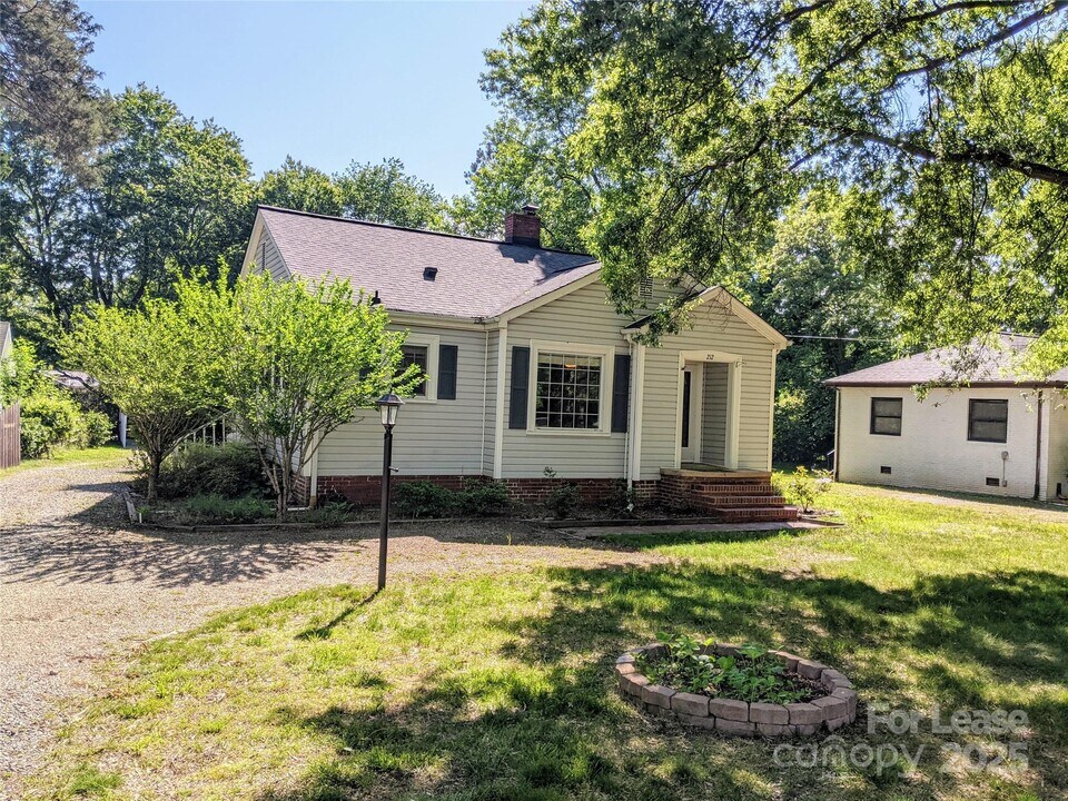 212 E Park Ave in Mooresville, NC - Building Photo
