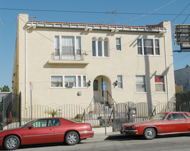 4537 Fountain Ave in Los Angeles, CA - Foto de edificio - Building Photo