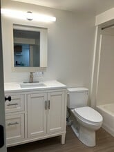 33 Etruria St, Unit Apt. D in Seattle, WA - Building Photo - Building Photo