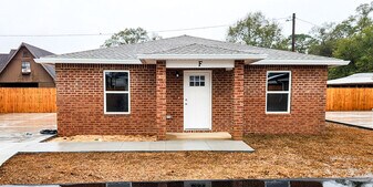 130 East Ave in Atmore, AL - Building Photo
