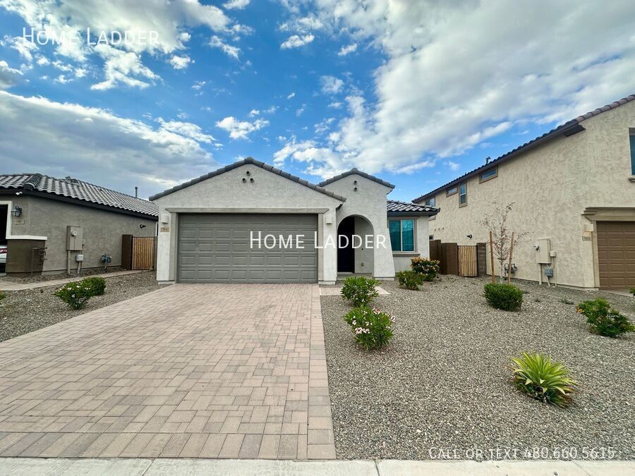 19842 W Badgett Ln in Litchfield Park, AZ - Building Photo