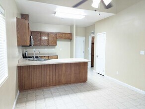 5026 La Pinta Maria Dr in Bakersfield, CA - Building Photo - Building Photo