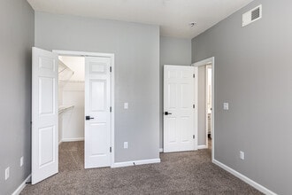 Pinnacle Pointe in Lenexa, KS - Building Photo - Interior Photo