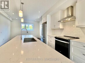 16 Duggan Ln in Guelph, ON - Building Photo - Building Photo