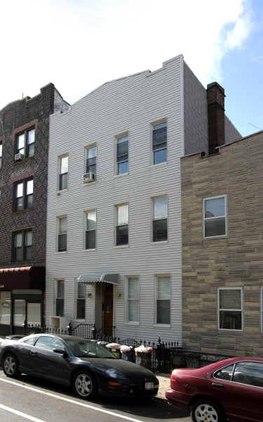 327 Manhattan Ave in Brooklyn, NY - Foto de edificio - Building Photo