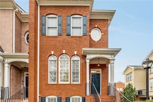 2586 Brookhaven Chase Ln NE in Atlanta, GA - Building Photo