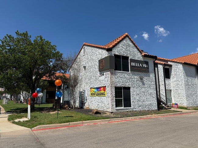 390 Shady Ln Dr, Unit 250 in Fort Worth, TX - Foto de edificio - Building Photo