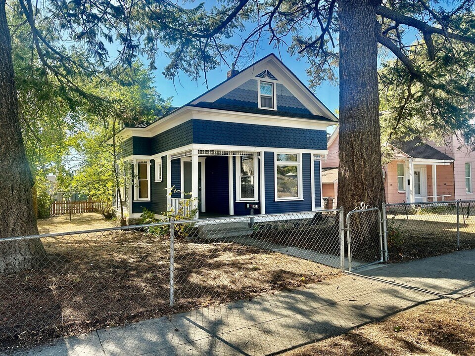 1923 W College Ave in Spokane, WA - Building Photo