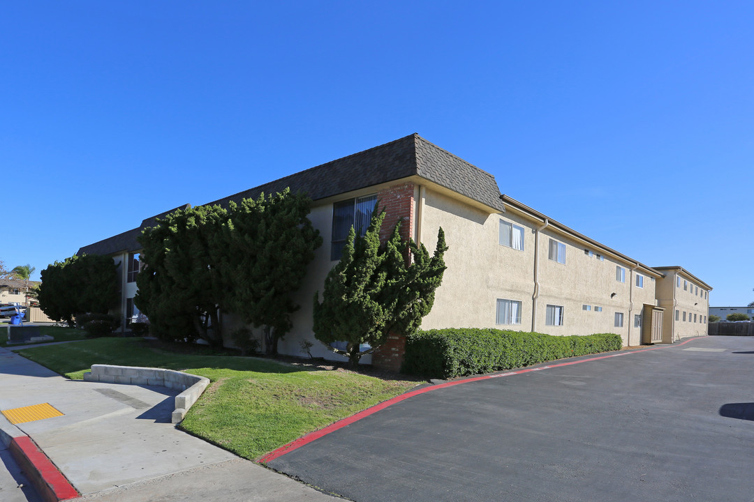 Century Arms Apartments in Imperial Beach, CA - Foto de edificio