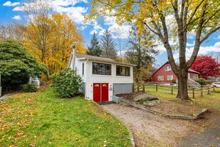 30 Lakeview Dr in Bethlehem, CT - Building Photo