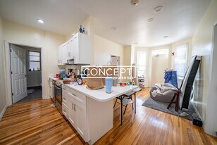 879 Beacon St, Unit 111 in Boston, MA - Building Photo