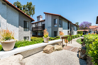 Ridgecrest Apartments in Lake Forest, CA - Foto de edificio - Building Photo