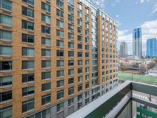 201 Marin Blvd, Unit 35 in Jersey City, NJ - Foto de edificio - Building Photo