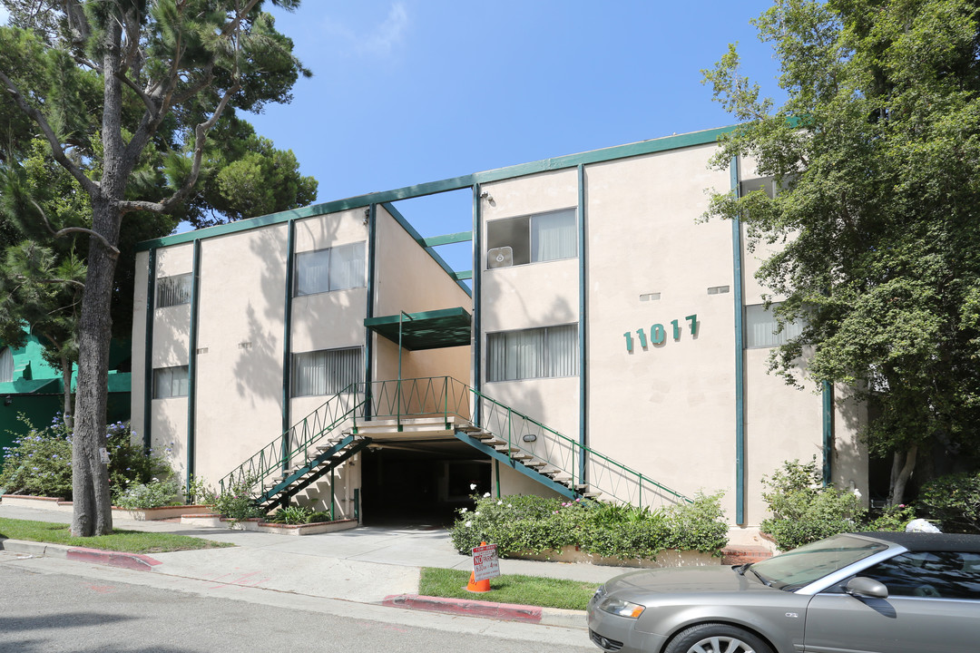 11717 Strathmore Dr in Los Angeles, CA - Building Photo