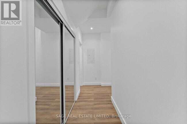 2219-2219 Dundas St W in Toronto, ON - Building Photo - Building Photo